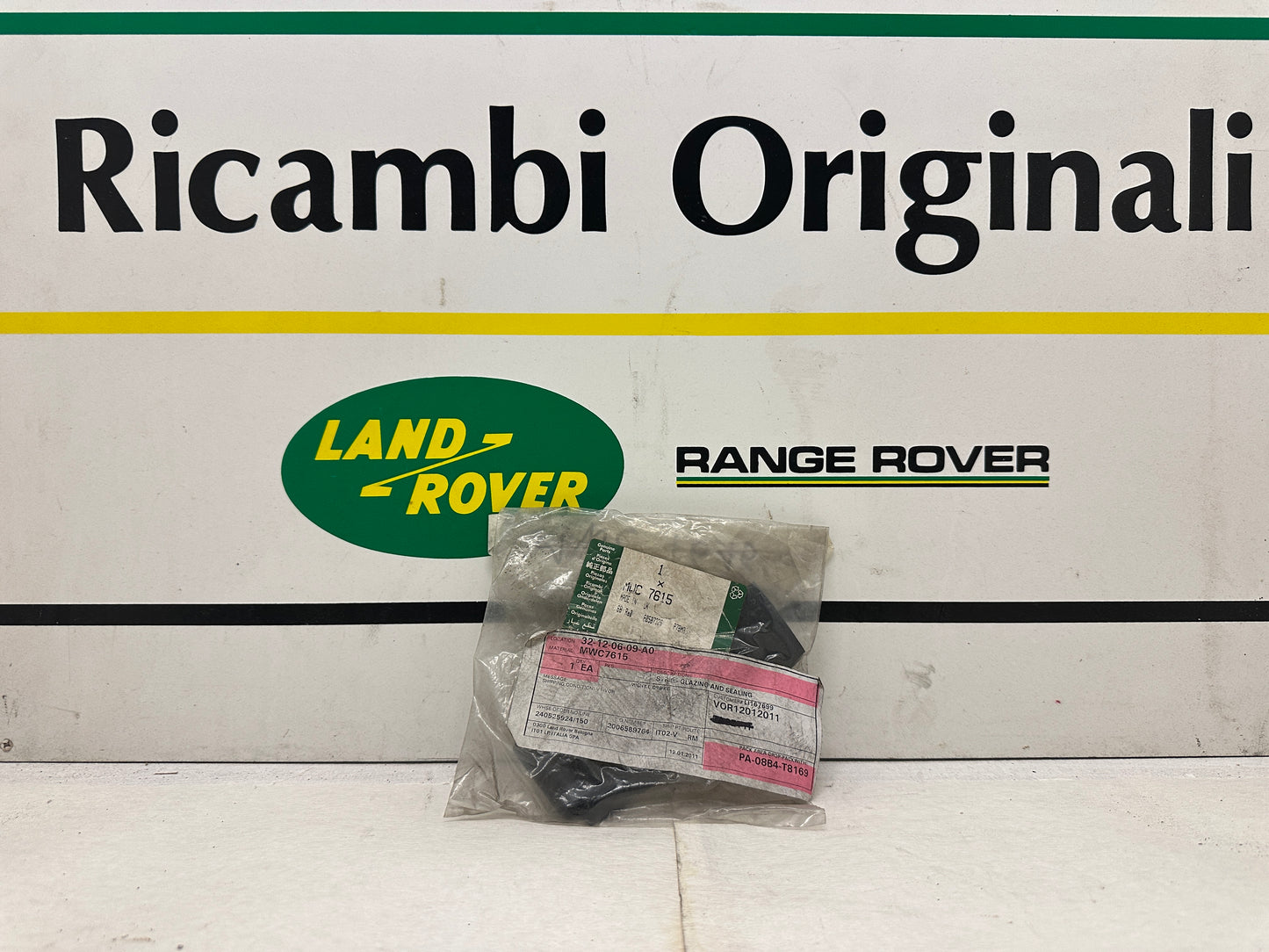 Guarnizione Verticale Vetro Scorrevole Posteriore Land Rover Defender Cod. MWC7615